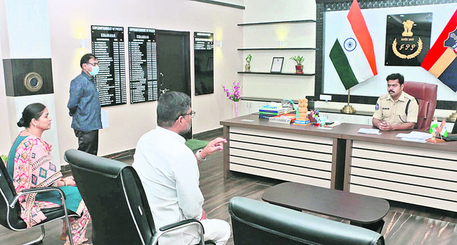 గ్రీవెన్స్‌లో బాధితుల ఫిర్యాదులు వింటున్న సీపీ 2