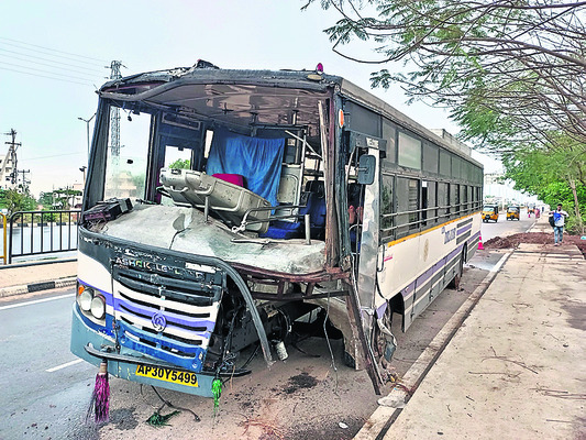 ప్రమాదానికి గురైన బస్సు 1