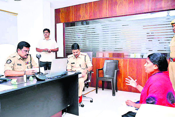 ఫిర్యాదుదారు సమస్య వింటున్న
జిల్లా ఎస్పీ రవీంద్రనాఽథ్బాబు1