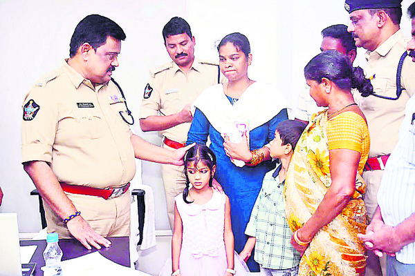 బాలవర్ధిరాజు పిల్లలను ఆప్యాయంగా
పలుకరిస్తున్న ఎస్పీ రవీంద్రనాథ్బాబు1