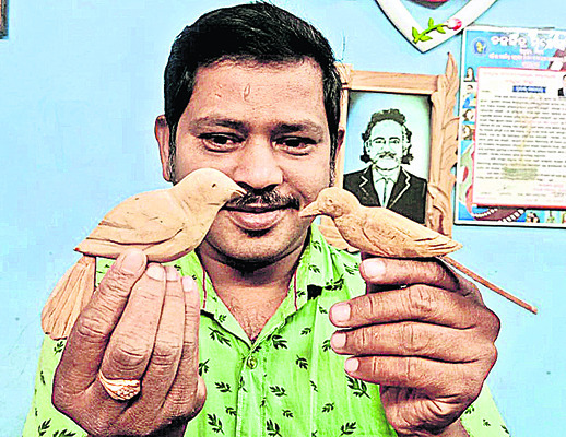  చెక్కతో సత్య మహరాణ తయారు చేసిన పిచ్చుకలు2