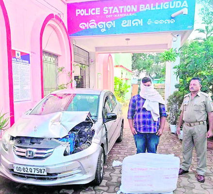 కారు, గంజాయితో పోలీసుల అదుపులో నిందితుడు 1