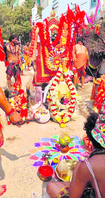 గాంధీనగర్లో దండొనచో దీక్ష పూజలు
1