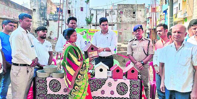 గొండలా గ్రామస్తులకు పిచ్చుక గూళ్లు అందిస్తున్న డీఎఫ్‌ఓ రవీంద్రకుమార్‌ మిశ్రా 1