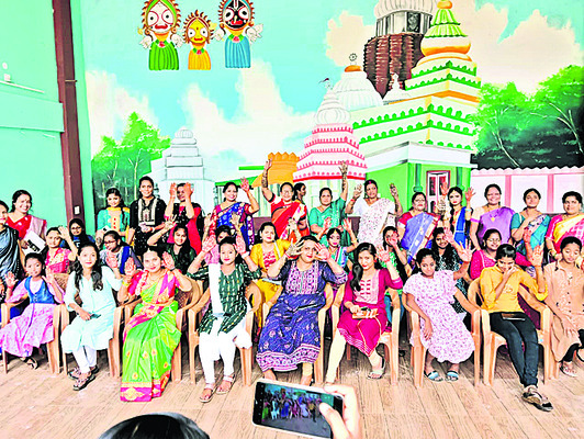 జయపురం: మెహందీ పోటీలో పాల్గొన్న
మహిళలు 2
