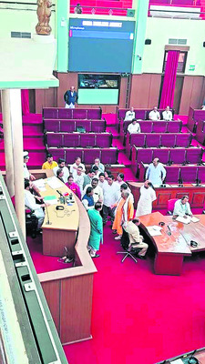 స్పీకర్ పోడియం చుట్టుముట్టిన ప్రతిపక్ష ఎమ్మెల్యేలు 1