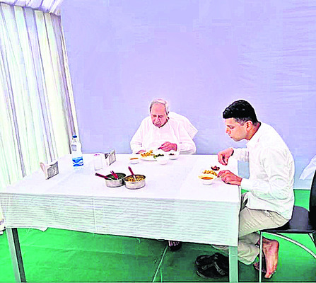 ముఖ్యమంత్రి నవీన్ పట్నాయక్ చద్దన్నం ఆరగింపు 3
