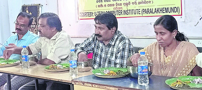 పర్లాకిమిడి: చద్దన్నం తింటున్న అధికారులు 2