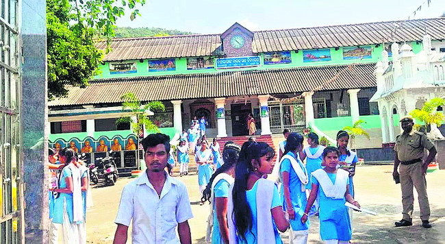 పర్లాకిమిడి: మహారాజా బాలుర ఉన్నత పాఠశాల కేంద్రం నుంచి బయటకు వస్తున్న విద్యార్థులు 1