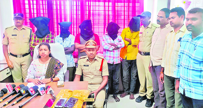 కేసు వివరాలు వెల్లడిస్తున్న తెనాలి డీఎస్పీ స్రవంతిరాయ్1