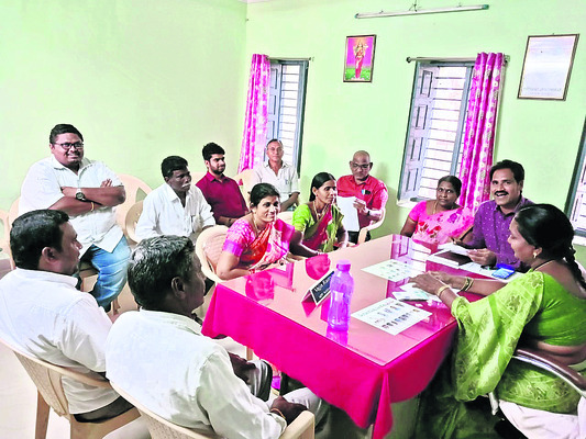 నేలకొండపల్లిలో ఏర్పాటుచేసిన సమావేశంలో మాట్లాడుతున్న ఎంపీపీ రమ్య 1