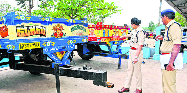 రికవరీ చేసిన ట్రాక్టర్‌లను పరిశీలిస్తున్న ఎస్పీ1
