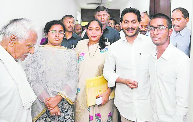 సీఎం వైఎస్ జగన్మోహన్రెడ్డితో ఎమ్మెల్యే సుచరిత, కృష్ణారెడ్డి కుటుంబ సభ్యులు1