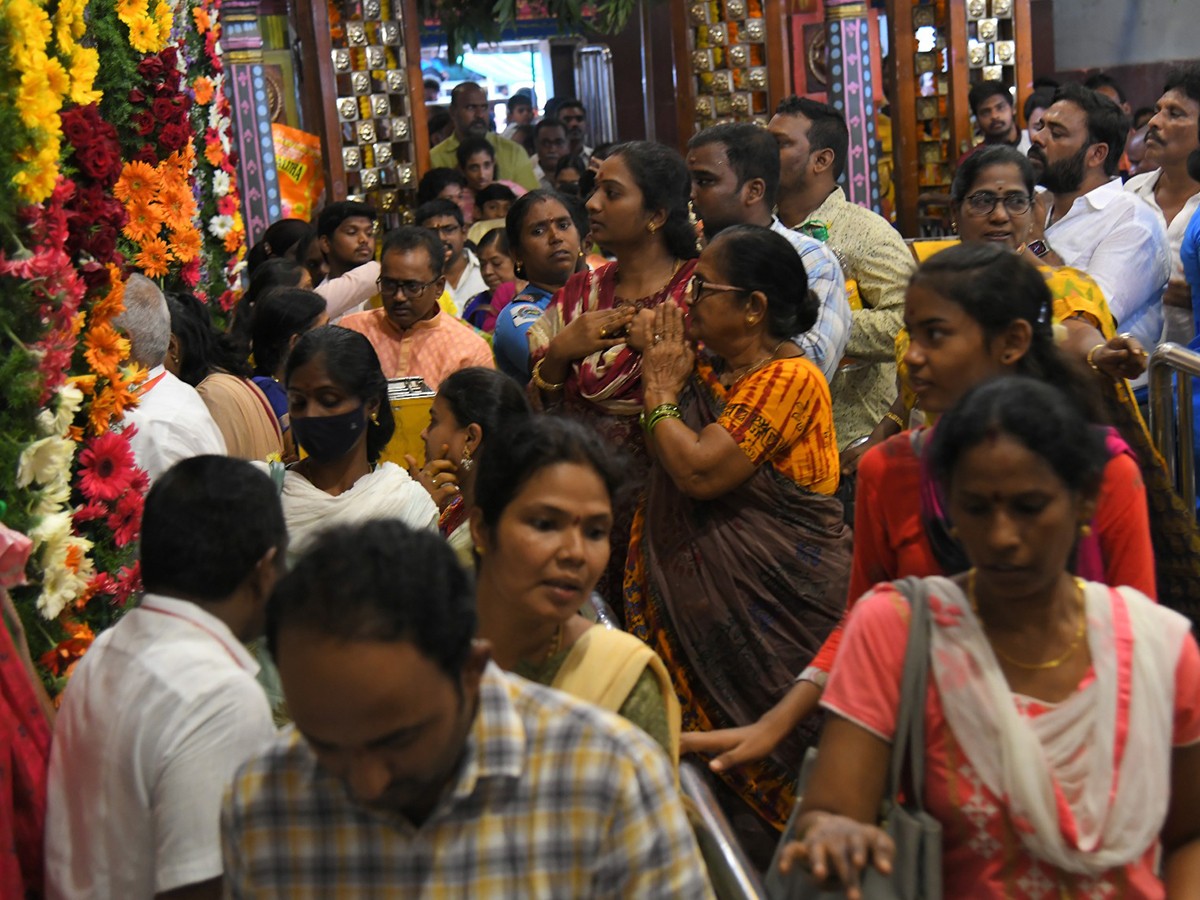 Huge Devotees Rush At Vijayawada Indrakeeladri Temple Photos - Sakshi7