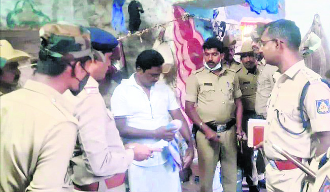 ఖైదీల గదిలో తనిఖీ నిర్వహిస్తున్న అధికారులు1