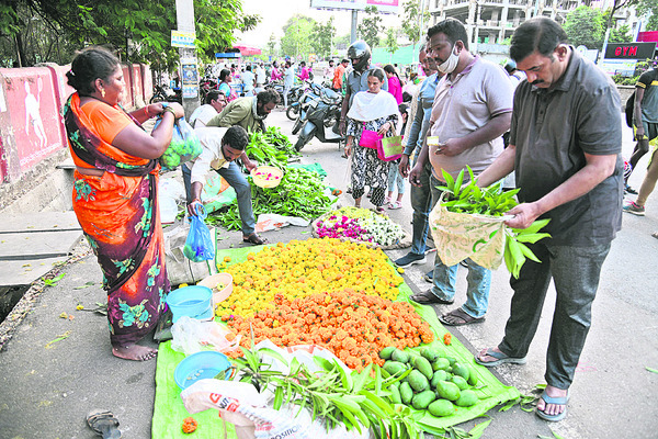 ఖమ్మంలో పూలు, మామిడాకులు కొనుగోలు చేస్తున్న ప్రజలు1