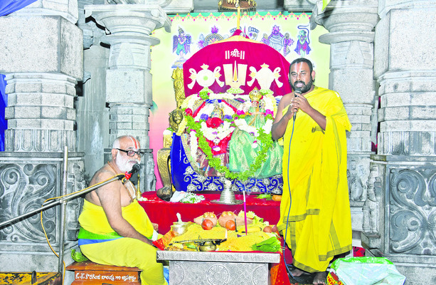 నిత్యకల్యాణం నిర్వహిస్తున్న ఆచార్యులు
2