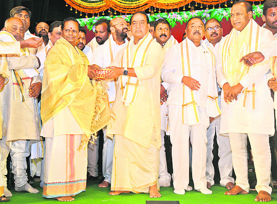 మంత్రి ఐకే.రెడ్డి చేతుల మీదుగా పురస్కారం
అందుకుంటున్న నాగేశ్వరరావు1