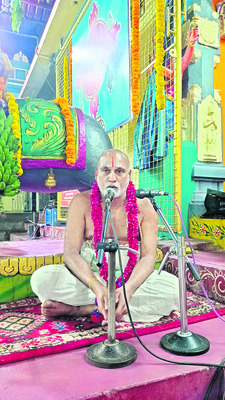 పంచాంగ శ్రవణం చేస్తున్న మురళీకృష్ణమాచార్యులు 1