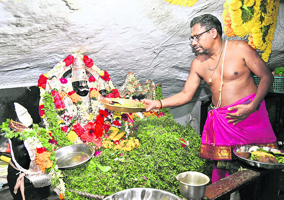 ఖమ్మంలోని లక్ష్మీనరసింహ స్వామి ఆలయంలో హారతి ఇస్తున్న అర్చకులు1