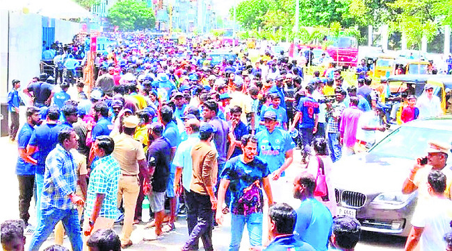 స్టేడియం వద్ద అభిమానుల సందడి 1