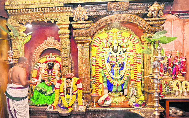 ప్రత్యేక అలంకరణలో శ్రీవారు 4