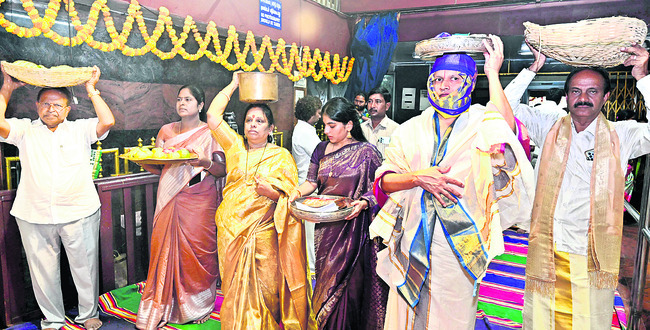 సారె తీసుకుని వస్తున్న ఏజే శేఖర్రెడ్డి తదితరులు 5
