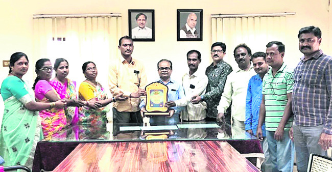 జ్ఞాపిక అందిస్తున్న యూనియన్‌ సభ్యులు2