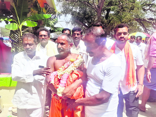 అమ్మవారిని రథం వద్దకు తీసుకు వస్తున్న అర్చకులు 1