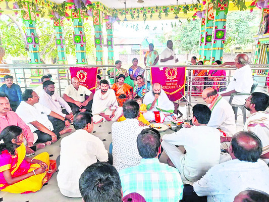 నేరేడుచర్ల శివాలయంలో పంచాంగ పఠనం నిర్వహిస్తున్న పురోహితుడు వెంకటేశ్వరశాసి్త్ర 2