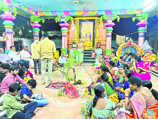 నడిగూడెంలోని శ్రీకోదండరామస్వామి ఆలయంలో పంచాంగ శ్రవణంలో పాల్గొన్న భక్తులు 1