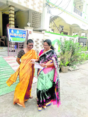 డ్వాక్రా గ్రూపు సభ్యురాలికి ఆసరా నగదు
వివరాలు వెల్లడిస్తున్న మెప్మా సీసీ 1