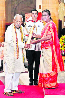 పద్మశ్రీ స్వీకరిస్తున్న మగుణి చరణ్ కుంవార్ 1