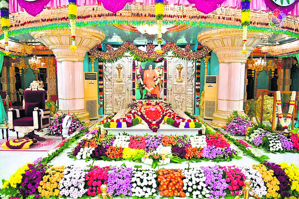 ఉగాది సందర్భంగా ప్రత్యేక అలంకరణలో సత్యసాయి మహాసమాధి1