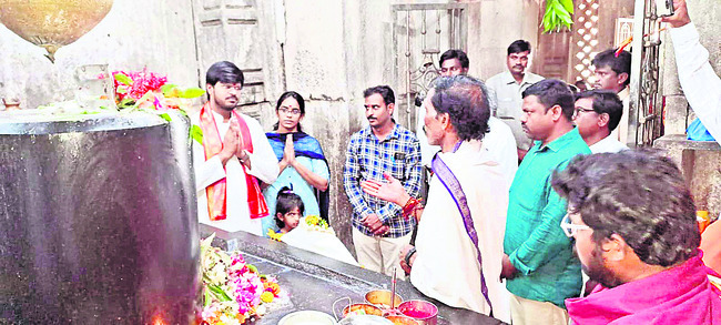 పూజలు చేస్తున్న కలెక్టర్ దంపతులు 4