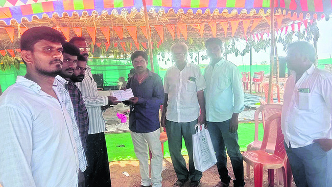 చిన్నపుల్లయ్య కుమారులకు రశీదు ఇస్తున్న కమిటీ బాధ్యులు 1