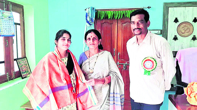 స్వప్నను అభినందిస్తున్న చైర్పర్సన్ జిందం కళ2