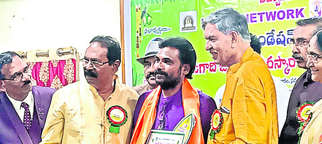 జీవన సాఫల్య పురస్కారం అందుకుంటున్న రుద్రమణి1