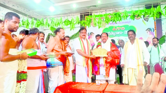 మంత్రి కొట్టు సత్యనారాయణను సత్కరిస్తున్న దేవదాయ శాఖ సిబ్బంది 1