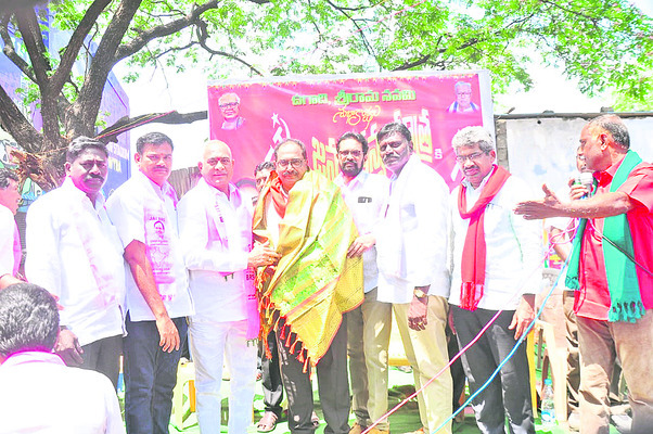 వైరాలో తమ్మినేని వీరభద్రంను
సన్మానిస్తున్న ఎమ్మెల్యే రాములునాయక్1