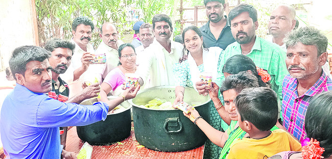 భక్తులకు ప్రసాదం పంపిణీ చేస్తున్న దాతలు 1