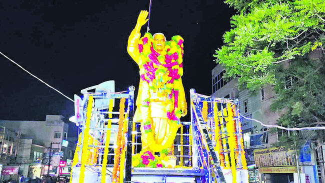 ములాయం సింగ్ యాదవ్ కాంస్య విగ్రహం1