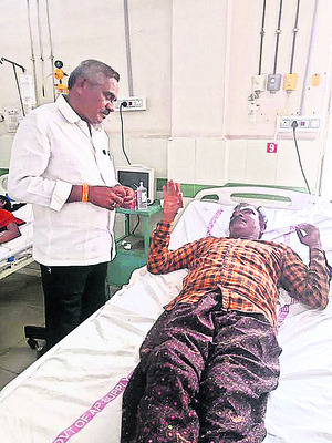 గాయపడిన రాఘవేంద్రరావును పరామర్శిస్తున్న మిరియం శ్రీనివాసులు
1