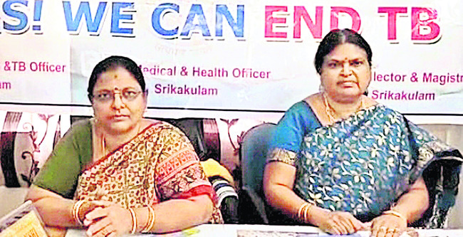 మాట్లాడుతున్న మీనాక్షి, అనూరాధ 1