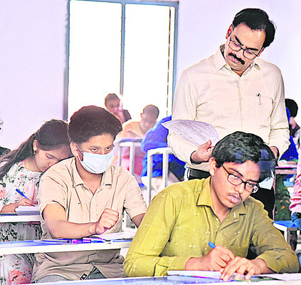 హిందూ కళాశాలలో పరీక్షల తీరును
పరిశీలిస్తున్న జిల్లా కలెక్టర్ వేణుగోపాల్రెడ్డి 3