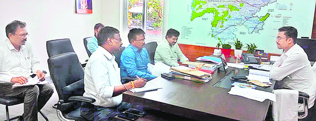 అధికారులతో మాట్లాడుతున్న
జేసీ ఎ.శ్యామ్ప్రసాద్ 1