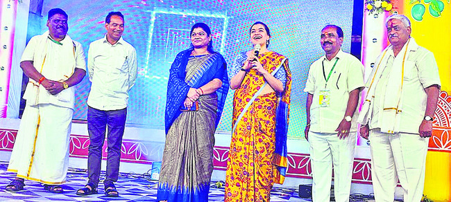 వేదికపై మాట్లాడుతున్న కలెక్టర్ స్వాధాదేవ్ సింగ్, పక్కన మంత్రి సరక, నెక్కంటి2