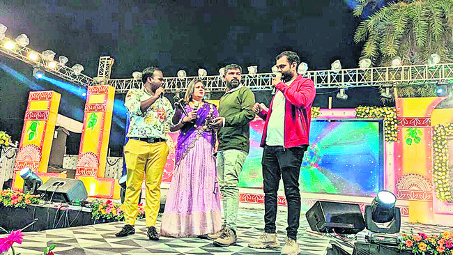 జబర్దస్త్ కళాకారుల నవ్వింపులు
3