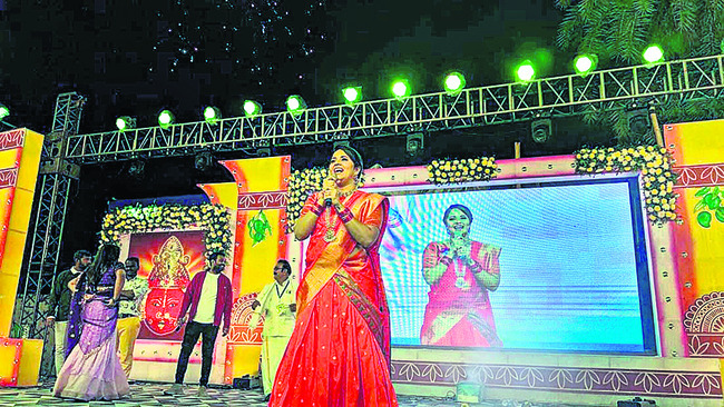 వేదికపై హుషారెత్తిస్తున్న యాంకర్
అనసూయ
4
