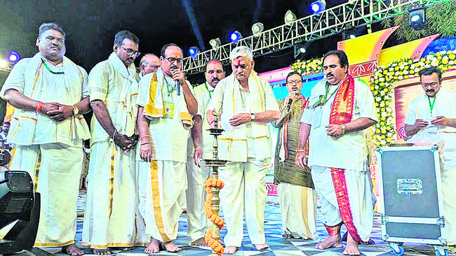 ఉత్సవాలను ప్రారంభిస్తున్న నెక్కంటి భాస్కరరావు, కమిటీ సభ్యులు 1